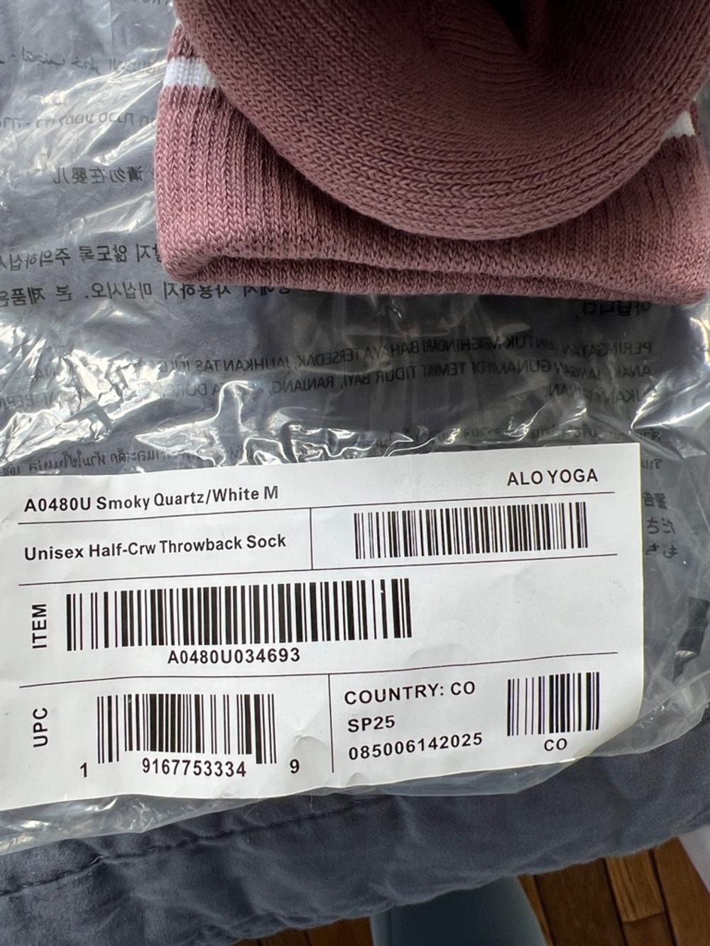 ALO Yoga Smoky Quartz Pink Unisex Half-Crew Socks Size Medium NWT - Picture 3 of 4